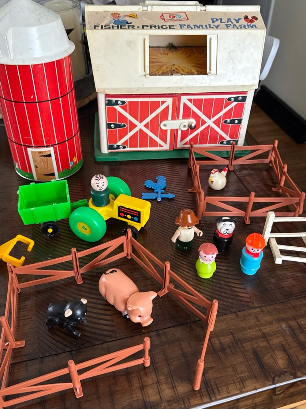 VTG Fisher Price Little People Family Farm Barn and Silo #915 Figures/Accessorie